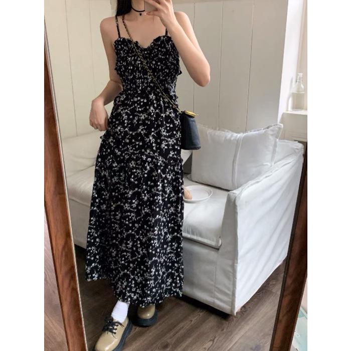 

Женское черное цветочное приталенное платье-миди на тонких бретельках с разрезом - Французское летнее издание 2025 Extra Large (XL)