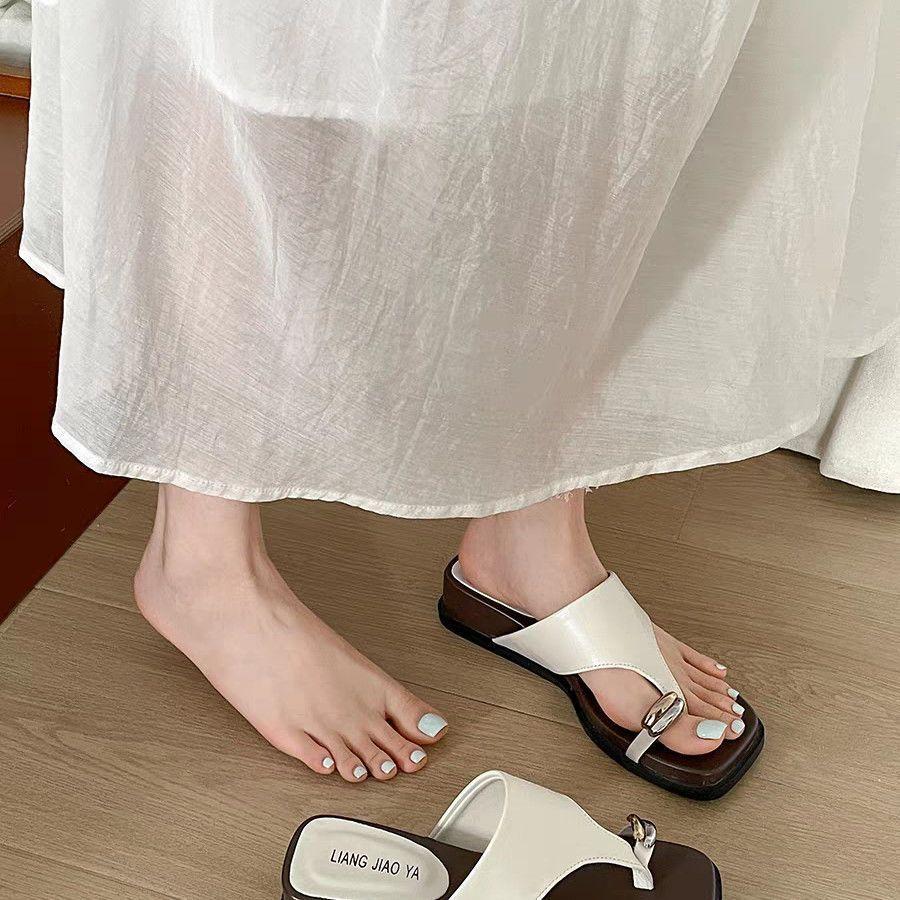 Premium thick bottom with skirt beach cool slippers 2025 new fashion casual French flip-flops women's summer wear