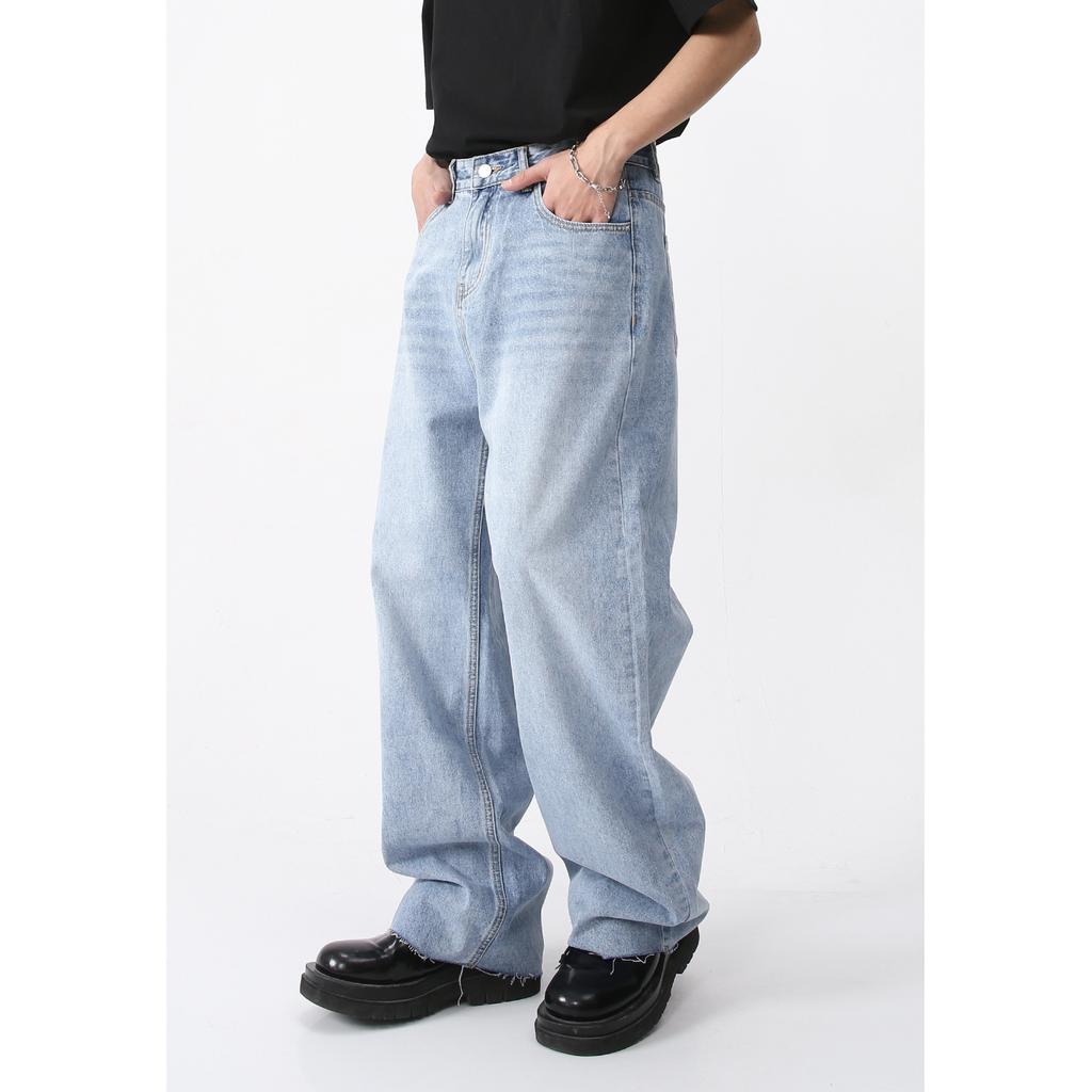 Frühlingsneuheit für Herren. Dünne, lässige Jeanshose mit personalisiertem Saum und rohem Saumdesign
