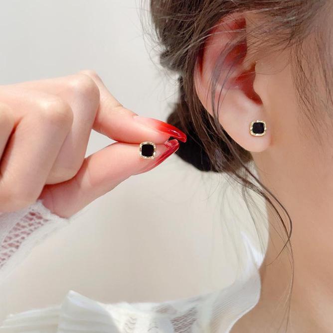 Elegant Black Square Earrings for Women - Minimalist Luxury and Style