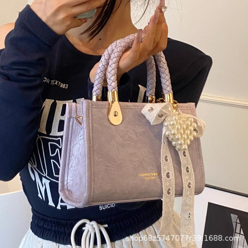 Textured foreign style niche design bag women's 2025 new popular versatile messenger bag fashionable portable small square bag