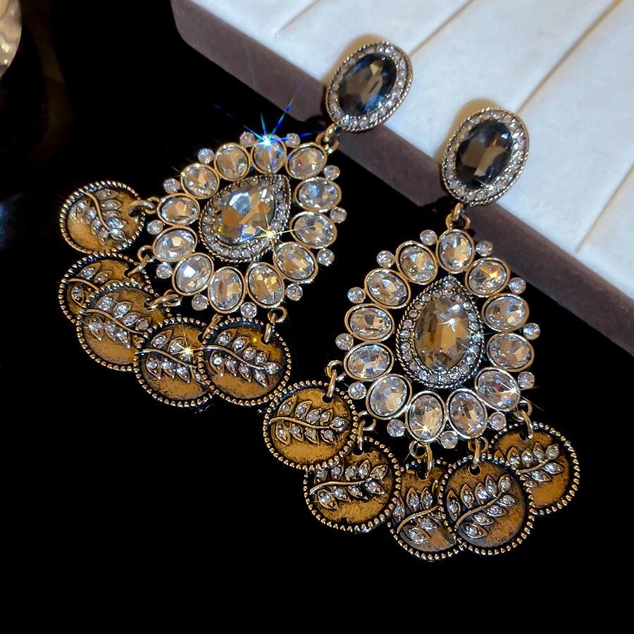 Silver Needle Retro Diamond-Inlaid Water Drop Tassel Earrings: Vintage Style, Light Luxury, High-End Feel, Fashionable Stud Accessories.