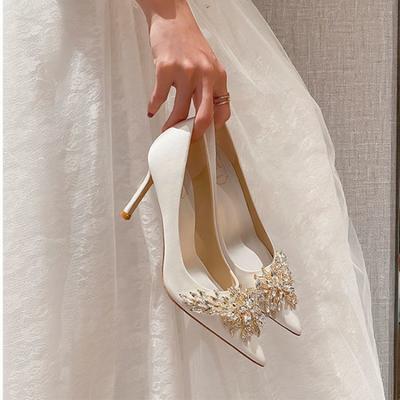 Chaussure à Talons Hauts Blanches pour Femme Élégante Créateur de Mode Bout Pointu Talons Hauts Fins Chaussure de Mariage Banquet Perle pour Femme Tacones