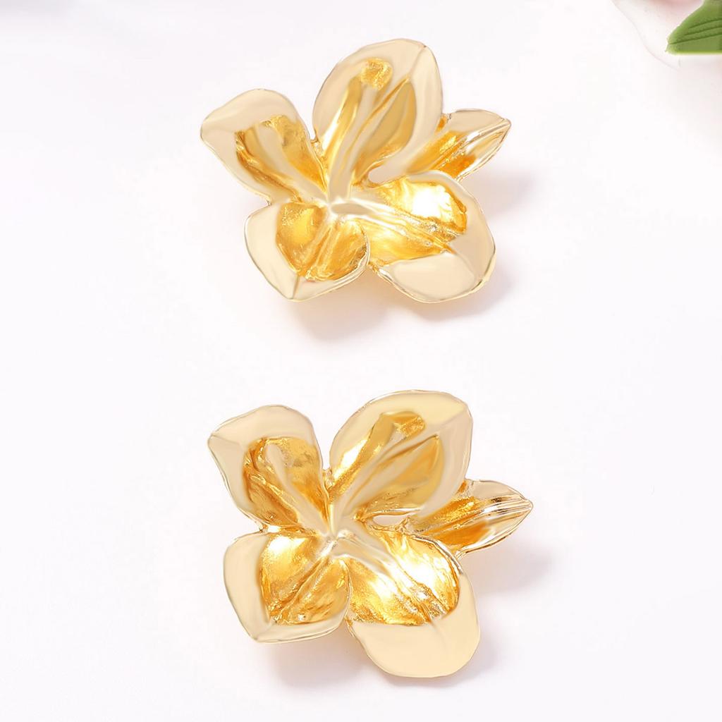 Fashion casual light luxury niche alloy flower stud earrings elegant and versatile daily commuter women's earrings