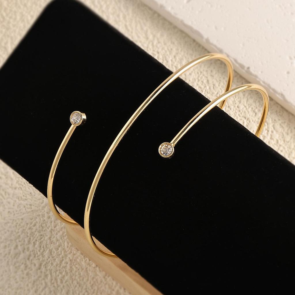 Minimalistiskt europeisk-amerikanskt öppet armband i metall med inlägg av diamanter