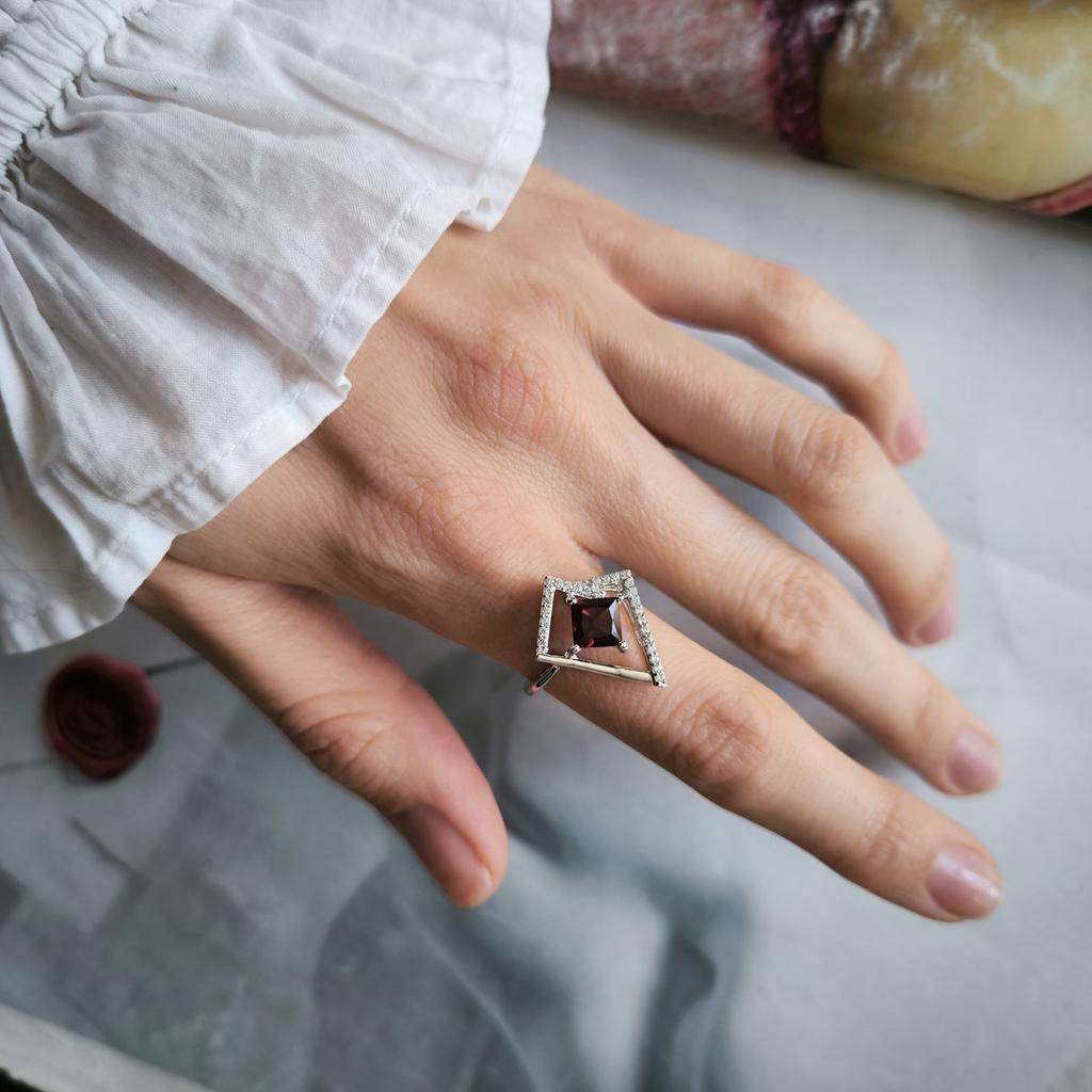 Silberring mit natürlichem Granat 1,555 Karat, Gewicht des Produkts 3,1 g (2203971)
