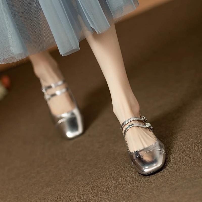 

Internet celebrity French retro silver single shoes women thick heel 2025 spring and autumn square head light mouth word buckle Mary Jane shoes women 39 серебряный