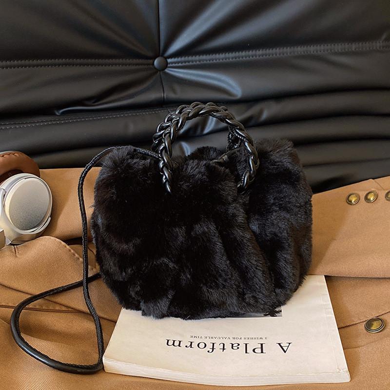 

Стильная плюшевая сумка-тоут с цепочкой для женщин. Модная уличная сумка через плечо, средний размер. чёрный