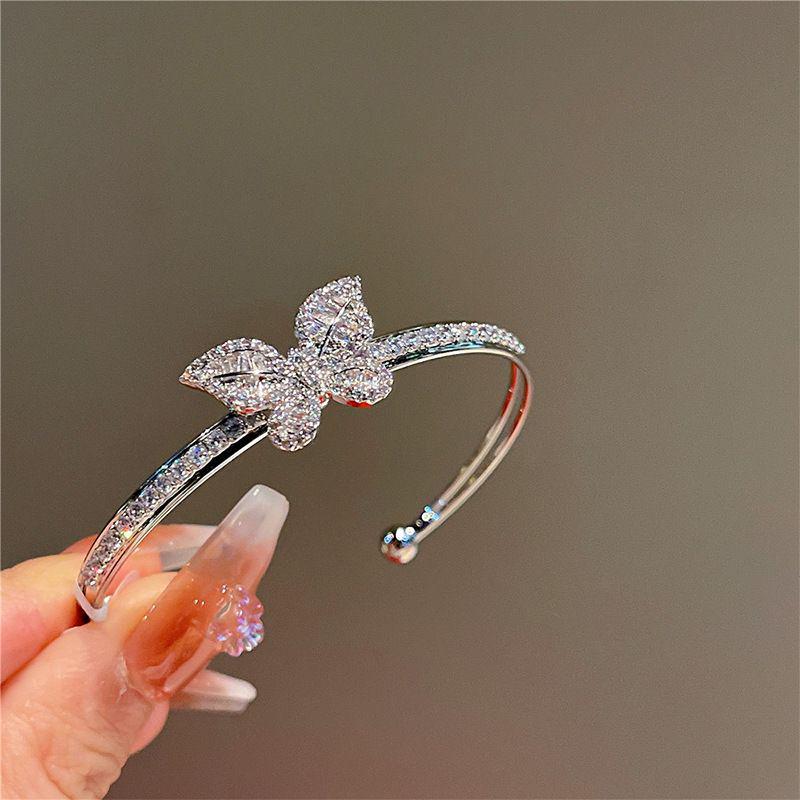 Elegantes Zirkon Buchstaben Blumen Armband: Hochwertiger vielseitiger Armreif für Damen