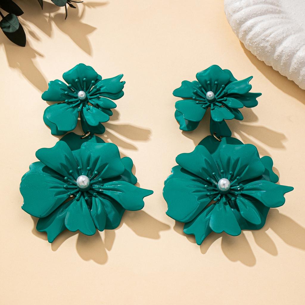 A Pair of Women's Earrings, Exaggerated Stereo Flower Earrings, Fashionable Holiday Style Women's Earrings