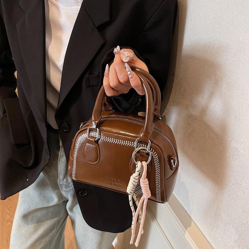 Premium sense niche bag women's autumn and winter versatile 2025 new messenger bag fashionable retro portable work small bag