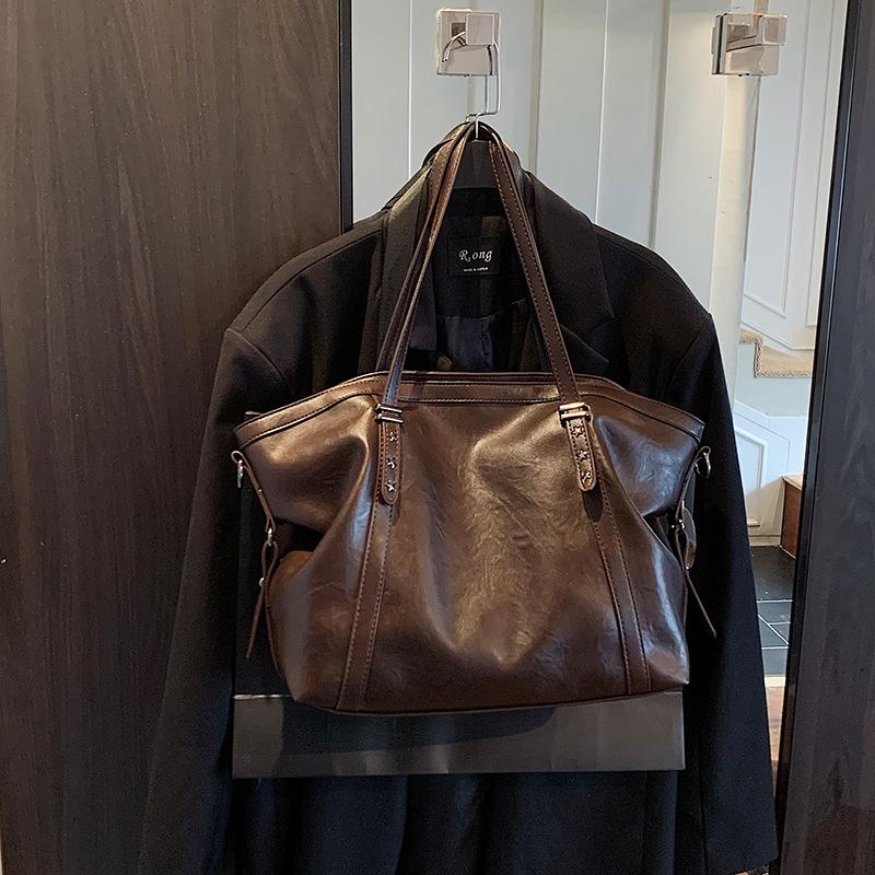 

A Large-capacity Tote Bag for Women s Fashionable and Casual Use, with A Shoulder and Crossbody Commuting Bag кавовий