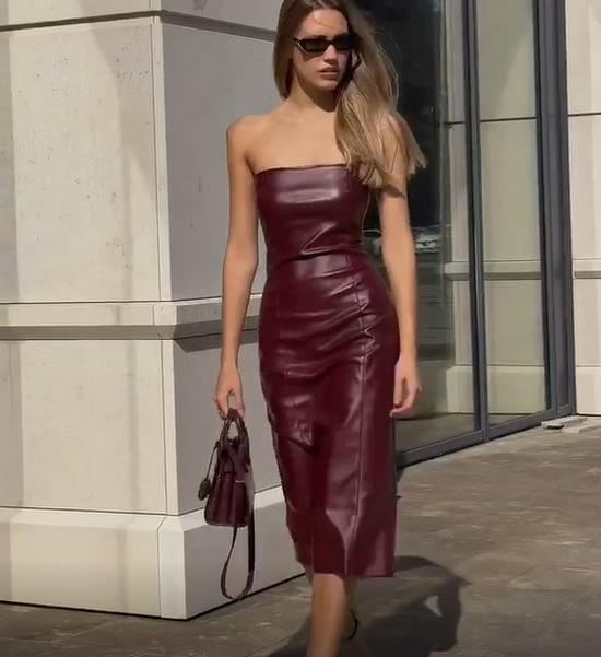 Evropské a americké dámské sexy šaty bez ramínek s rozparkem z PU kůže - Kolekce podzim/zima 2024