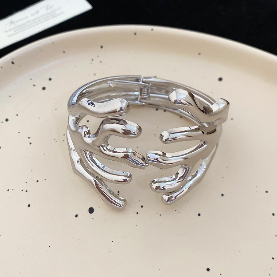 Elegant Retro Snake Twist Open Bangle: Luxurious Versatile Jewelry for Women