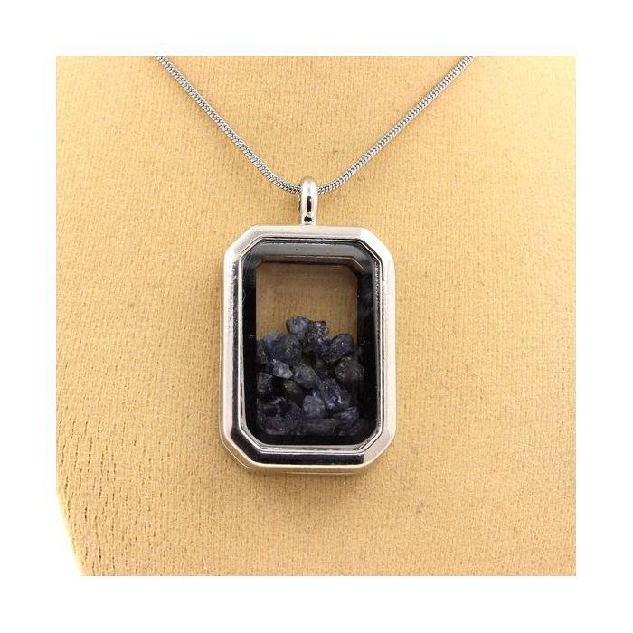 Pierres et Minéraux. Collier Saphir brut. Modèle rectangle à pans coupés.