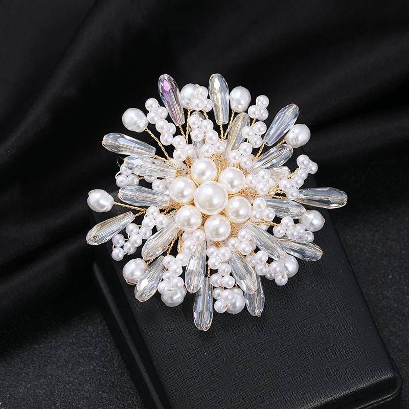 2022 New Creative Luxury Pearl Brooches Pins For Women Elegant Rhinestone Snowflakes Flower Accessories Lady Wedding Party Gift