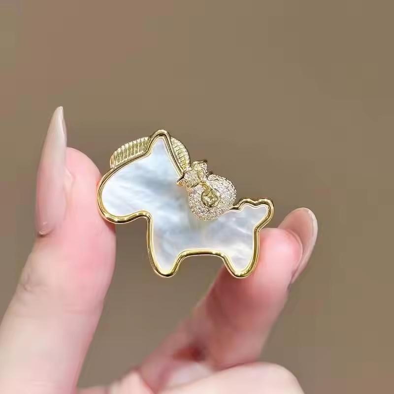 Broche Mignonne de Poney Dessin Animé Cheval du Zodiaque Broche Exquise pour Femmes Accessoires Vestimentaires de Tempérament Hommes Revers de Costume Corsage
