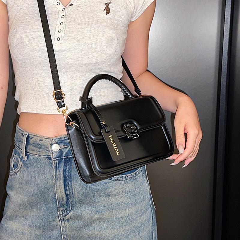 Foreign Style Design Bag Women'S Popular Fashion Messenger Bag Fashion Casual Portable Small Square Bag