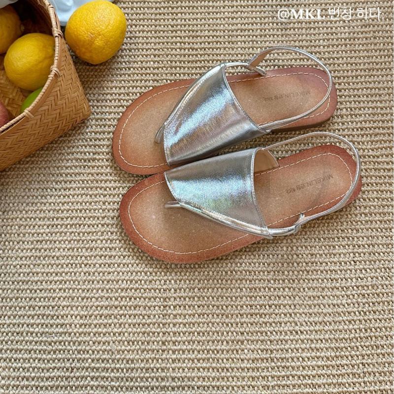 ~ French simple flat-bottomed set of Roman sandals for women's summer new beach casual pinch feet and cool slippers for outer wear