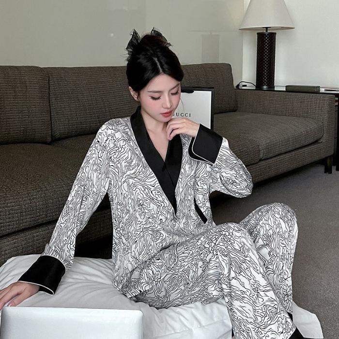 

Light luxury ice silk pajamas women s spring and autumn new high-end retro black and white pattern can be worn outside loungewear two-piece set M