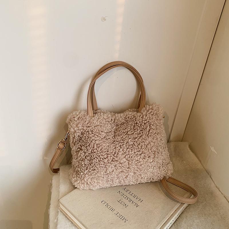 

Зимняя мода портативная плюшевая сумка женская сумка 2025 новая зимняя плюшевая сумка простая на плечо мессенджер маленькая квадратная сумка хаки