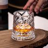 Whiskyglas mit leuchtender Basis 360 Grad drehbarer Whisky Tumbler 260ml Bleifreies Glas Einzigartiges Geschenk für Papa Geburtstag Feiertag