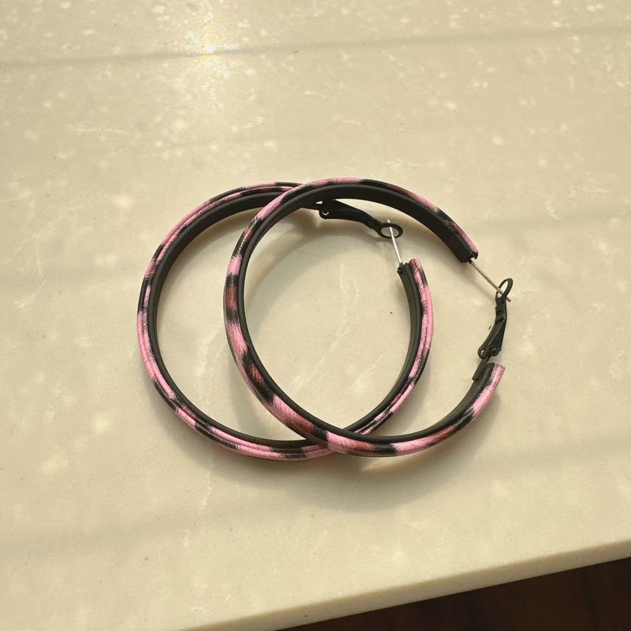 

Leopard Print Big Round Hoop Earring for Women Exaggerated Personality Temperament Simple Round Ear Jewelry рожевий червоний колір
