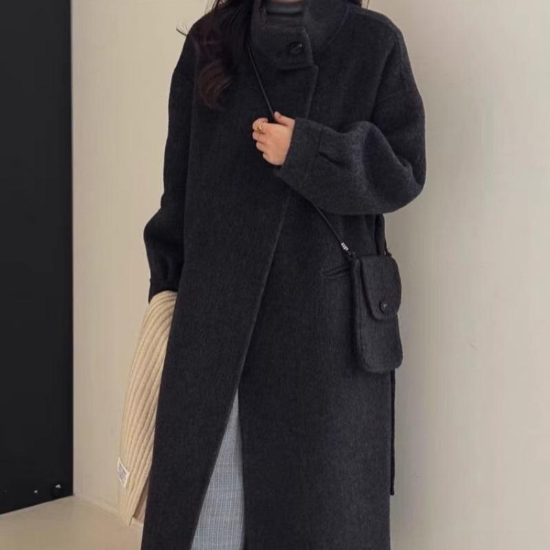 

В комплекте небольшая сумка через плечо. Пальто с воротником-стойкой и двухсторонним шерстяным покрытием. Женское шерстяное пальто средней длины, облегающее фигуру. M