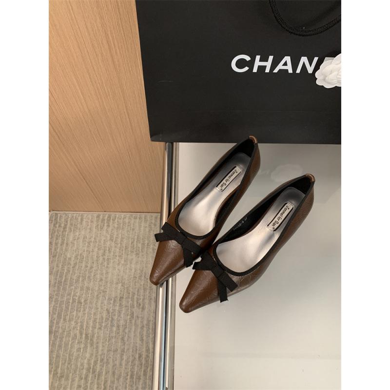 

2025 Spring and Autumn New Fashion Versatile Retro Light Mouth Women s Shoes Pointed Head Low Heel Temperament Single Shoes Bow 39 коричневий