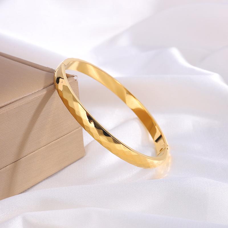 Women s Rhombus Fashionable, Simple and High-end Bracelet with Round Opening and Irregular Shape 17CM