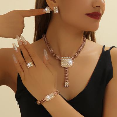 Kadın Seti İçin Moda Takı