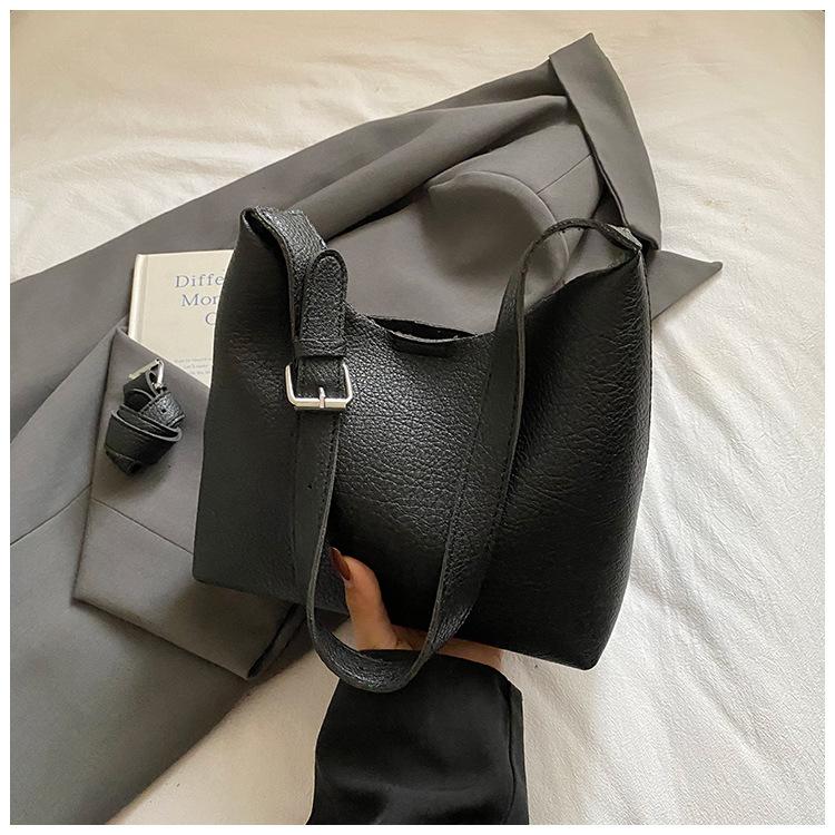 

Large-capacity casual retro bag women s 2025 new high-value simple tote bag commuter shoulder messenger bag tide