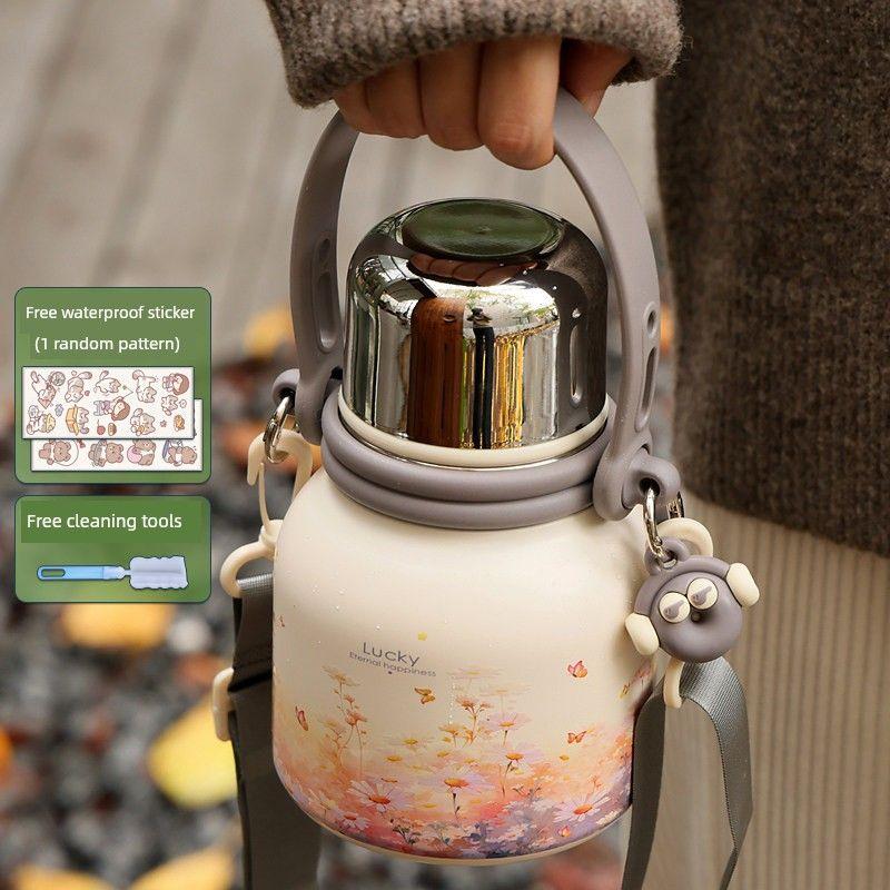 

Water Bottle, Large Capacity Thermos Cup, Stylish and Sophisticated Design for Girls, High-End Feel, Stainless Steel Tea Brewing Cup for Students Lucky Daisy 600ml Comes with Cup Brush + Sticker