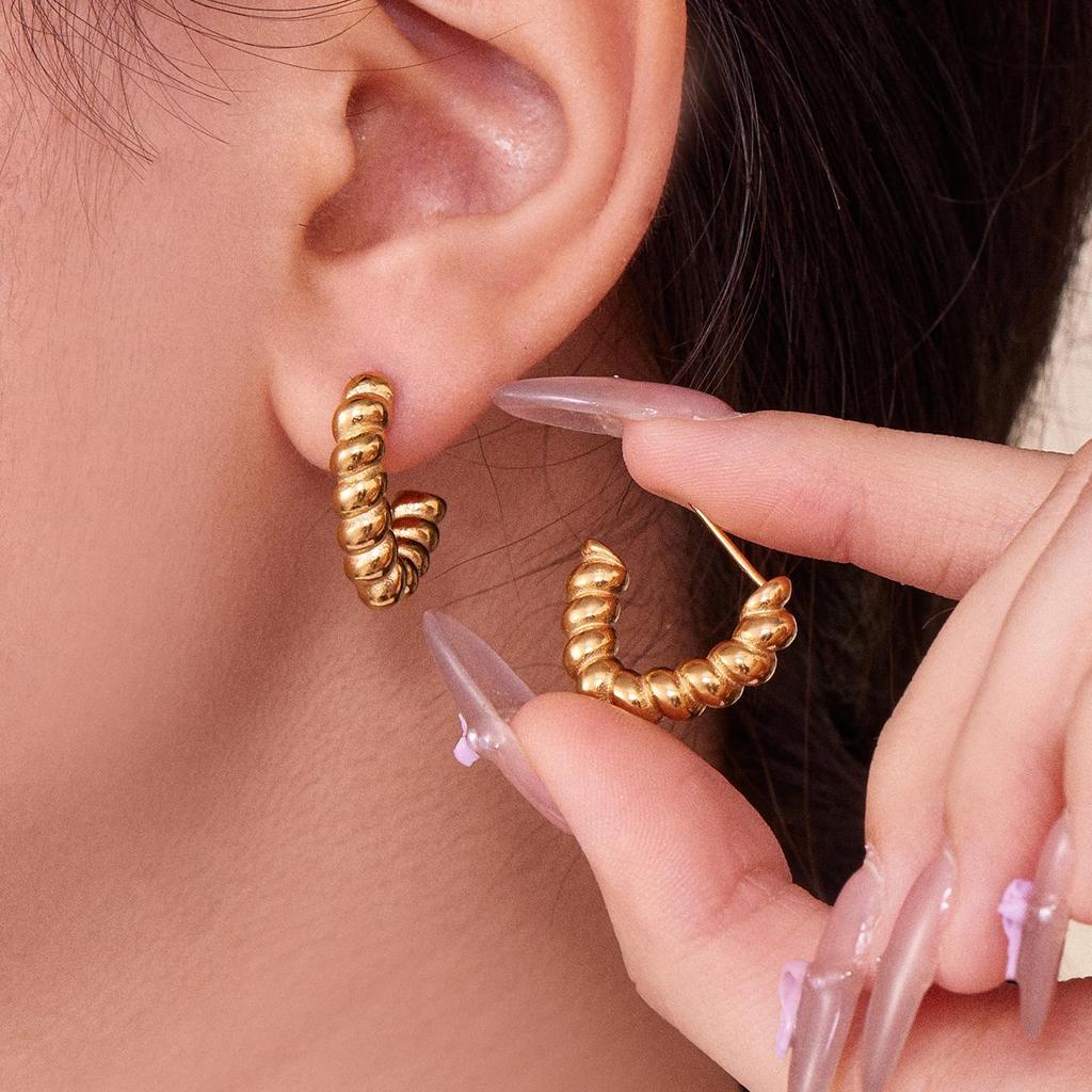 Qiong Yao French-Style C-Shaped Cable Knit Hoop Earrings - Versatile European and American INS Style Ear Jewelry for Women.