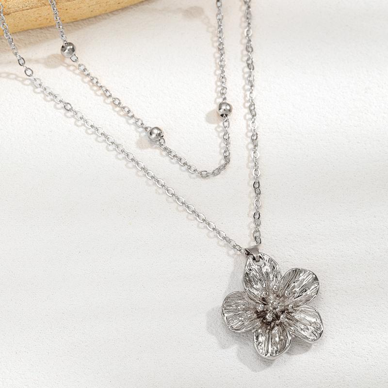 Fashionable And Elegant Metal Pleated Flower Pendant Necklace, Simple Five Petal Flower Collarbone Chain Necklace