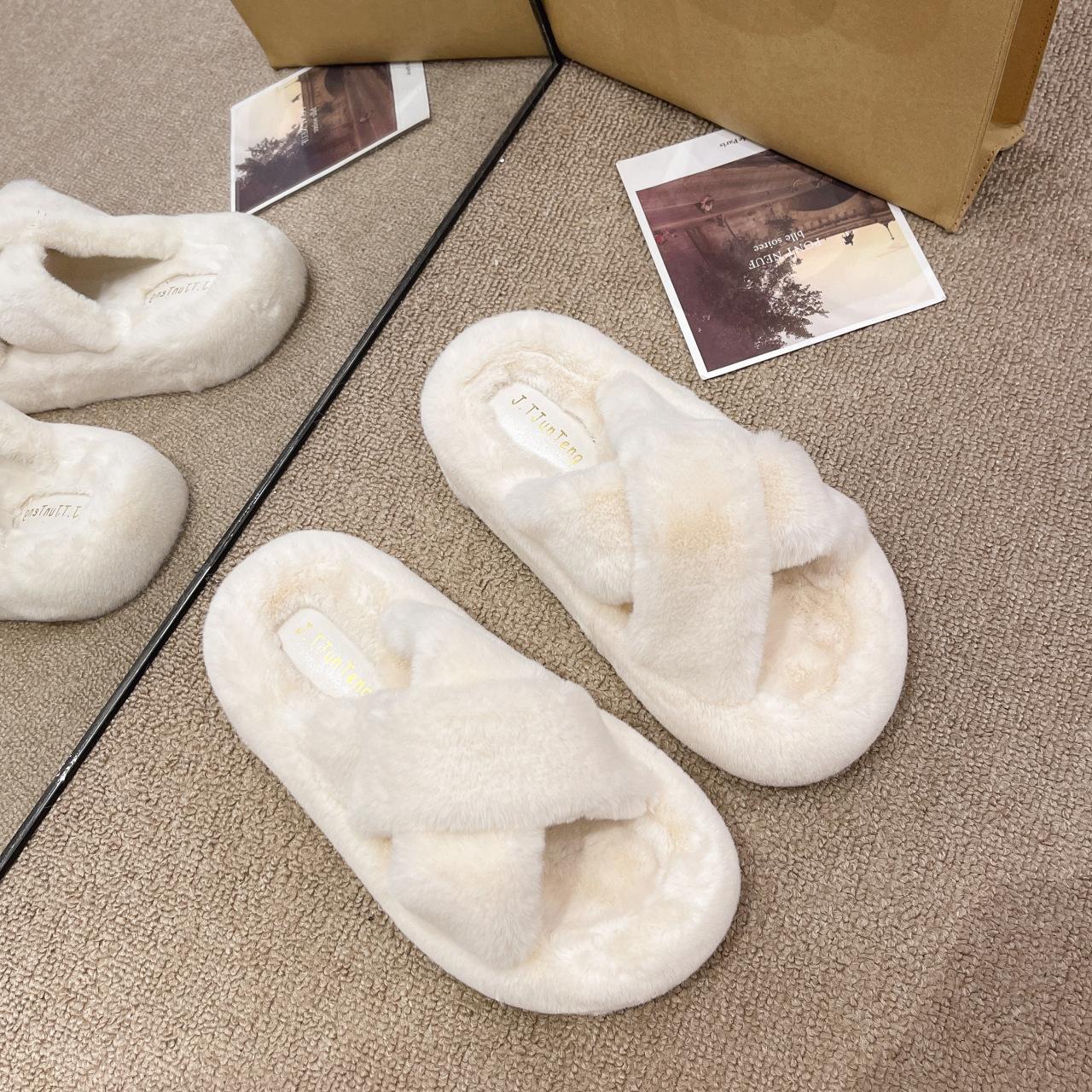 

Thick-bottomed fluffy slippers women s winter new trendy outer wear cross fluffy dormitory indoor cotton mop 35