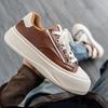 Leichter Luxus Herbst Herren Leder Lochmuster Freizeitschuhe Student vielseitige Plateau kleine weiße Herrenschuhe Live-Sportarten Skateboard-Schuhe