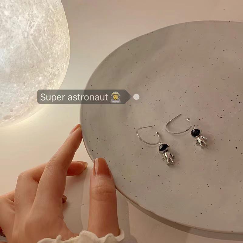 

Модные асимметричные серьги-астронавты с милым и стильным дизайном Astronaut