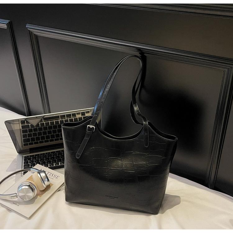 

Large capacity shoulder bag retro tote bag women 2025 new summer simple casual versatile commuter hand bag