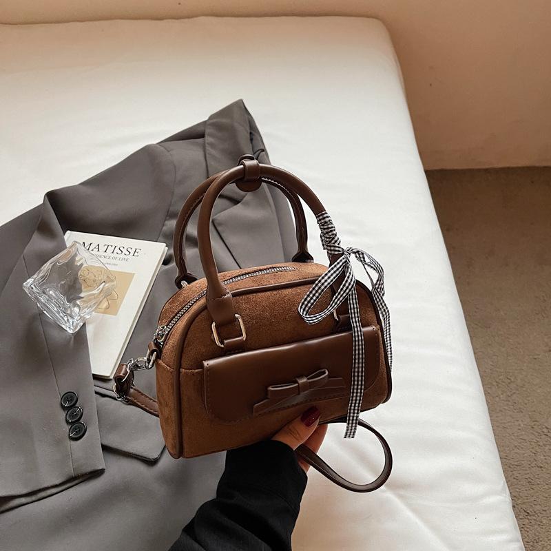 Fashion niche foreign style handbag women's 2025 autumn new trend fashionable high value commuter Boston bag