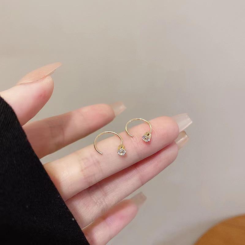 

Элегантные серьги с бриллиантами для женщин - Минималистичные, универсальные пусеты для повседневной носки - Модный стиль 2025 года для пирсинга хряща уха Earrings золотой