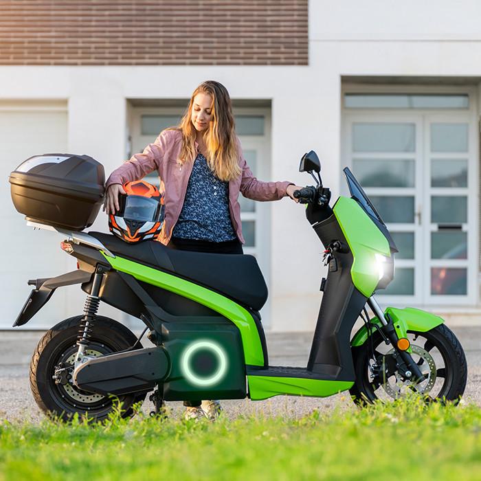 Qoltec Fast Charger for Electric Scooter Bike 36V | 42V | 2A | 5.5*2.1 | Waterproof + Power Cable