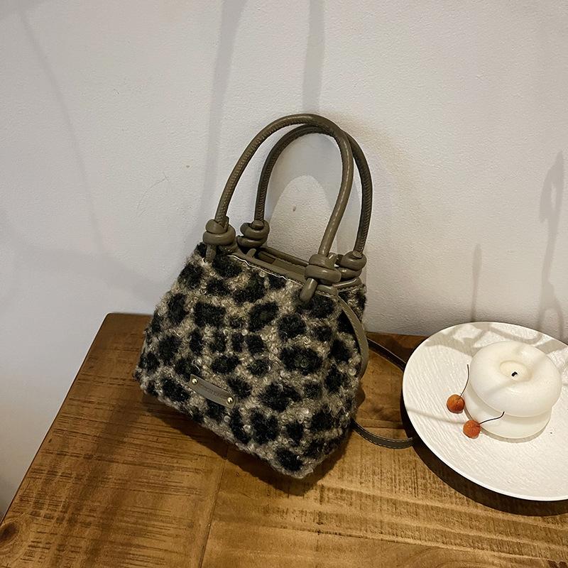 

Осенне-зимняя женская сумка из пушистой овчины, новая нишевая сумка-мессенджер с леопардовым принтом, симпатичная переносная сумка-ведро