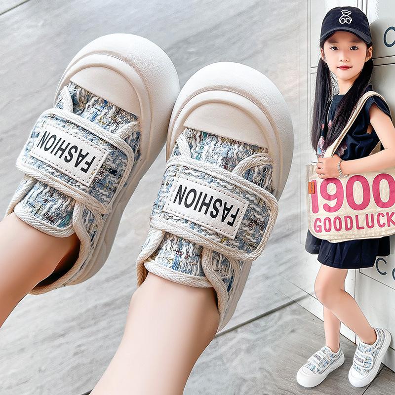 The factory recommends girls' foreign-style canvas shoes, new fashionable flat bottoms, middle-aged and older children's leisure Velcro classmates