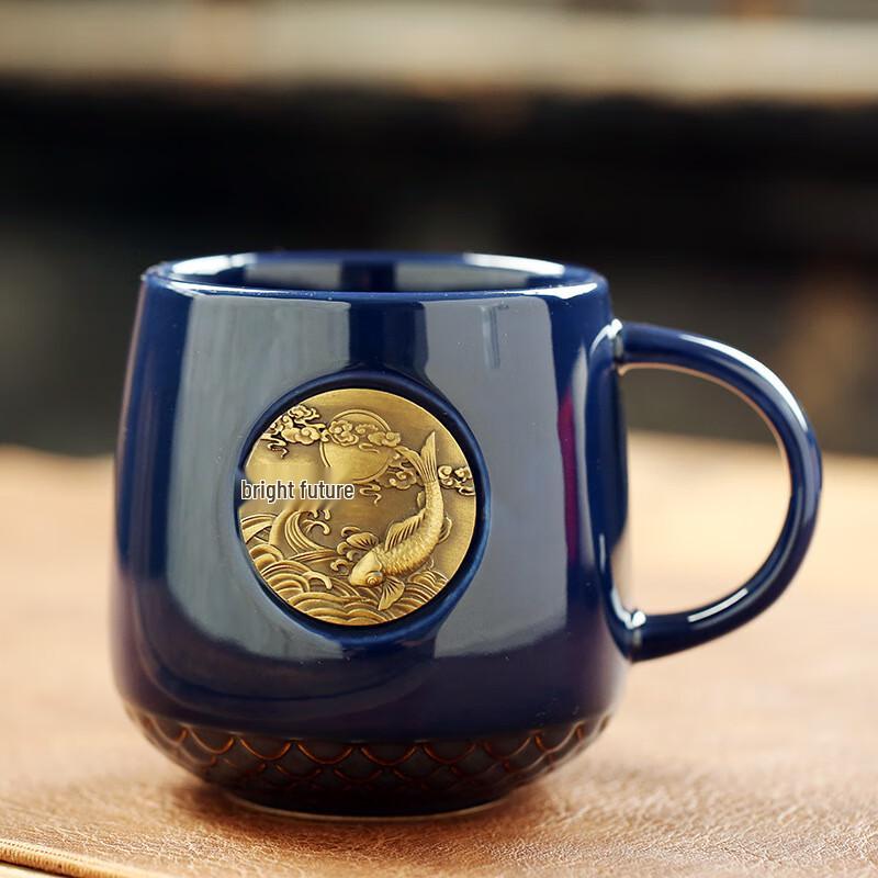 Keramický hrnek s rybími šupinami