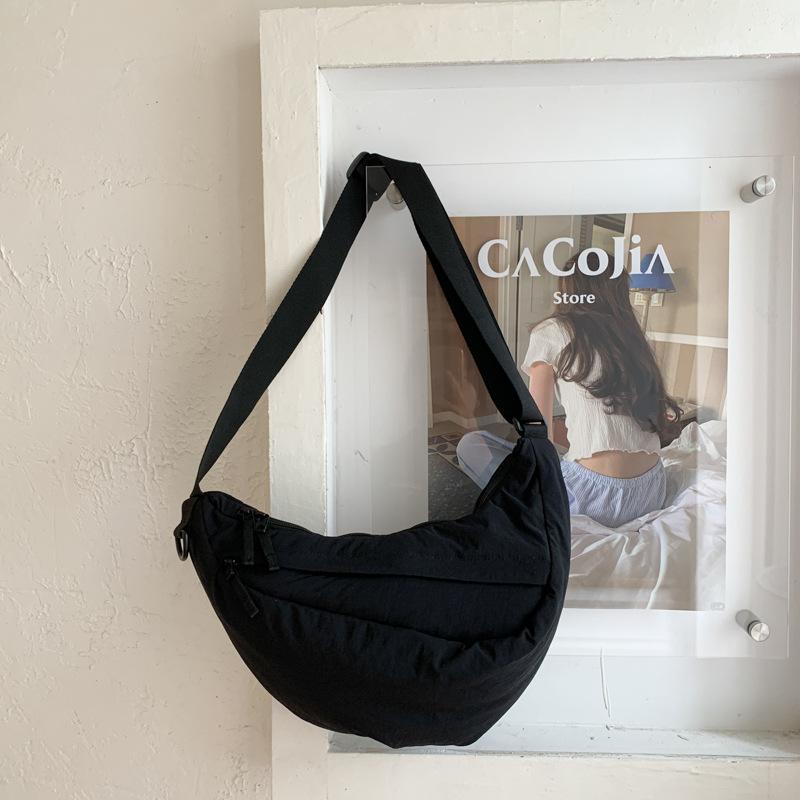 

High-value casual new messenger bag women s 2025 commuting large-capacity fashion sports dumpling bag going out shoulder bag чорний