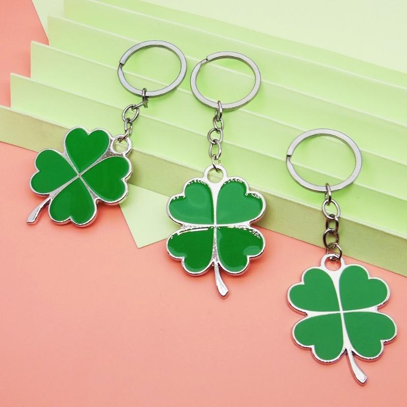 Creative Four Leaf Clovers Keychain Craft of Sturdy Alloy Materials Convenient for Students and Trendy Adults Daily Use