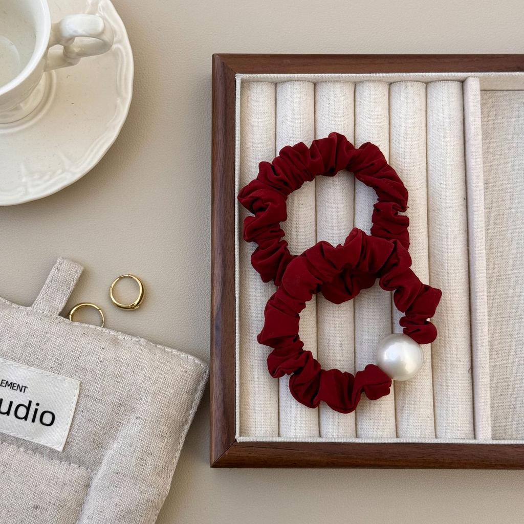 Ein vielseitiges Basis-Haarband für den Dünndarm mit einem Haargummi für einen Pferdeschwanz und hoher Elastizität