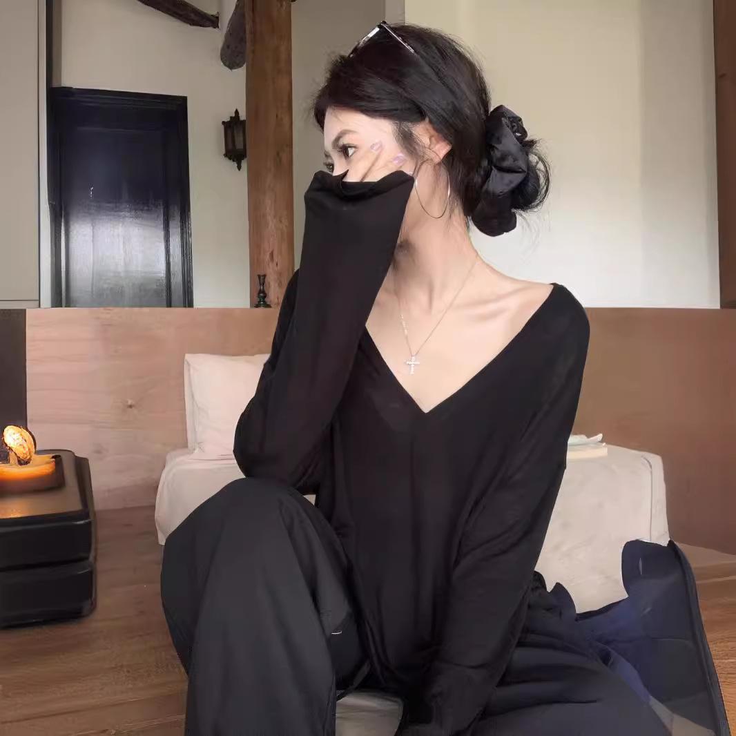 

Женская прозрачная белая летняя блузка с V-образным вырезом и длинными рукавами - свободный крой, защита от солнца, повседневный топ Small чёрный