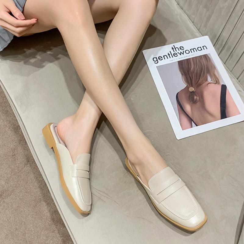 

Женщины носят летние туфли Baotou на плоской подошве с полудрагом, элегантные корейские тапочки для верхней одежды